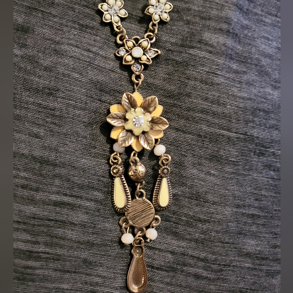 Necklace and earings